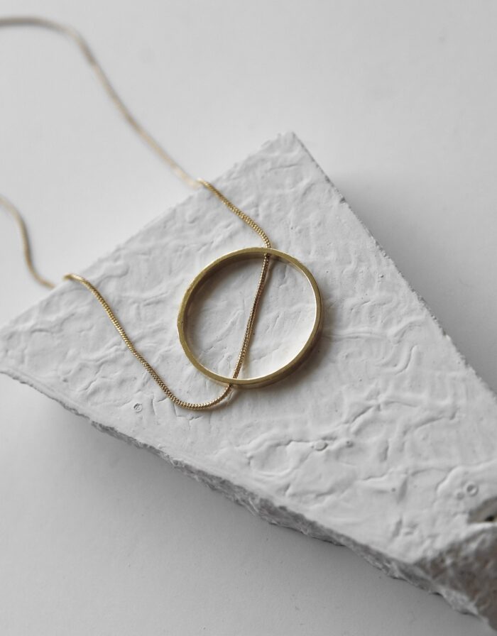Slit a Circle Neck Piece