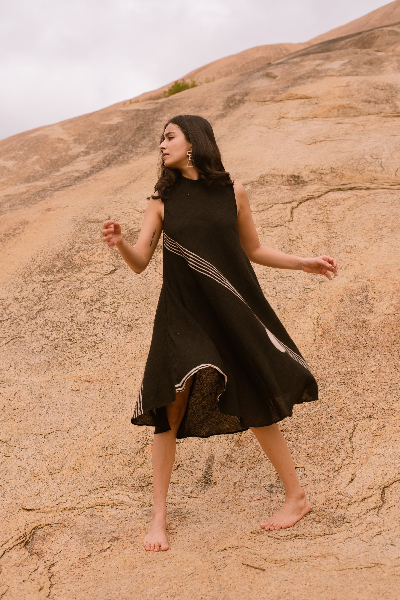 Amer High-Neck Dress in Handspun Cotton